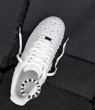 Charger l'image dans la galerie, Custom Nike Air Force 1 « Perles Blanches » – Sneakers uniques et élégantes