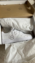 Charger l'image dans la galerie, Custom Nike Air Force 1 « Perles Blanches » – Sneakers uniques et élégantes
