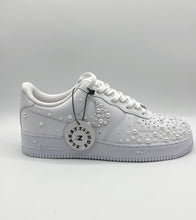 Charger l'image dans la galerie, Custom Nike Air Force 1 « Perles Blanches » – Sneakers uniques et élégantes