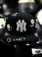 Charger l'image dans la galerie, Casquette New York Yankees Custom Luxe – Snapback Noire avec Perles & Strass – Édition Limitée Handmade
