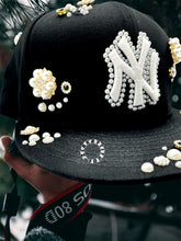 Charger l'image dans la galerie, Casquette New York Yankees Custom Luxe – Snapback Noire avec Perles & Strass – Édition Limitée Handmade