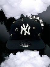 Charger l&#39;image dans la galerie, 🧢 Pièces Unique New York Édition Luxe – Strass &amp; Détails Dorés
