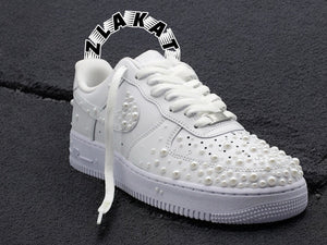 Custom Nike Air Force 1 « Perles Blanches » – Sneakers uniques et élégantes