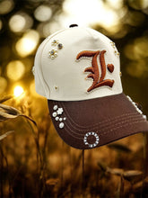 Charger l&#39;image dans la galerie, 🧢💎 Détail qui change tout : broderie, strass &amp; perles – Unique comme toi
