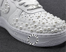 Charger l&#39;image dans la galerie, Custom Nike Air Force 1 « Perles Blanches » – Sneakers uniques et élégantes
