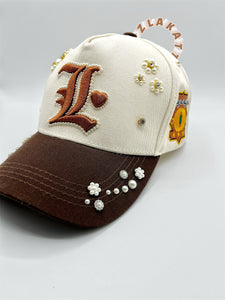 🧢💎 Détail qui change tout : broderie, strass & perles – Unique comme toi