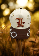 Charger l&#39;image dans la galerie, 🧢💎 Détail qui change tout : broderie, strass &amp; perles – Unique comme toi
