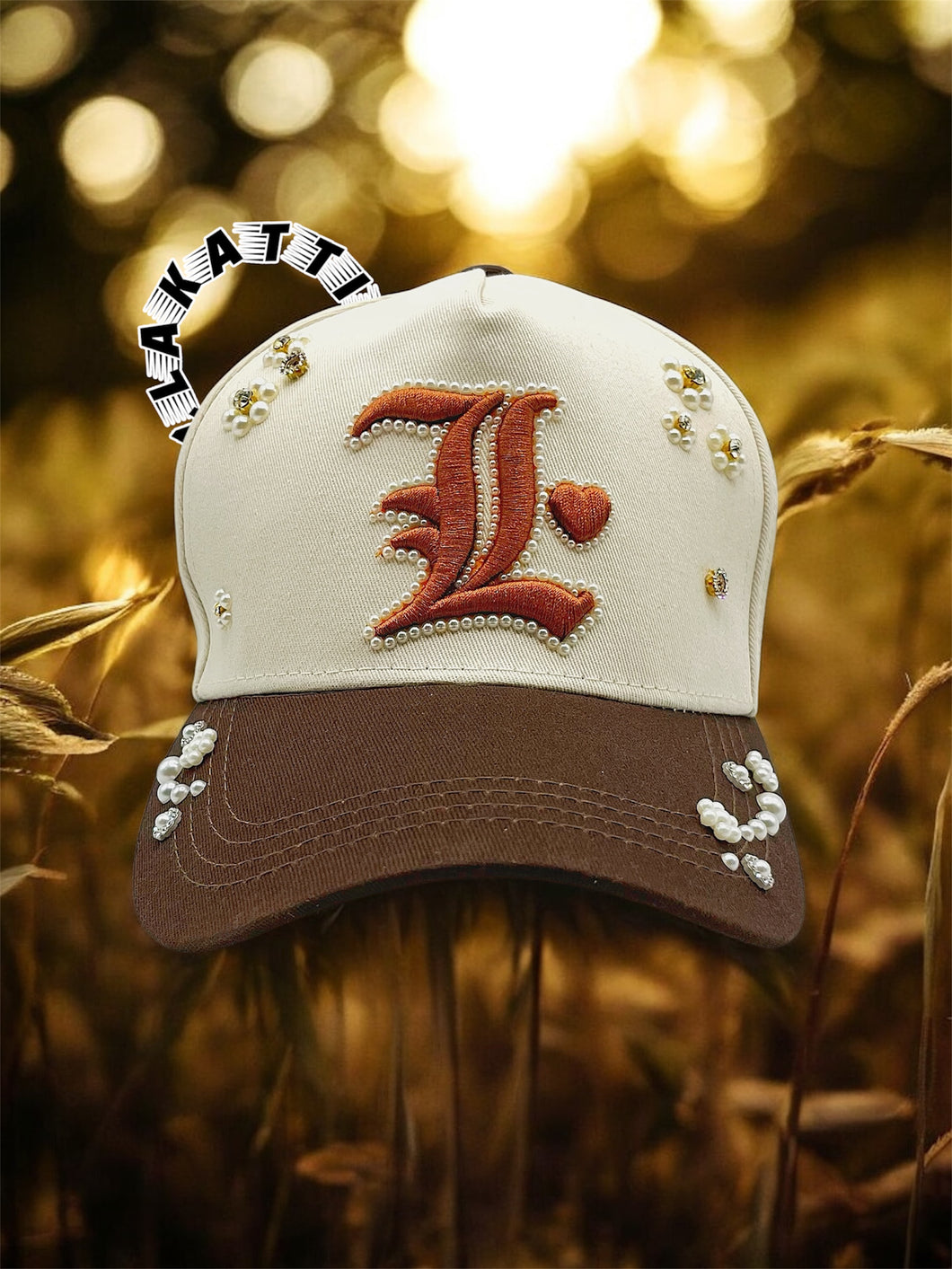🧢💎 Détail qui change tout : broderie, strass & perles – Unique comme toi