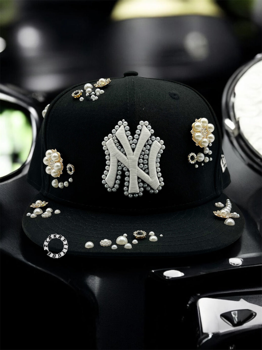 Casquette New York Yankees Custom Luxe – Snapback Noire avec Perles & Strass – Édition Limitée Handmade