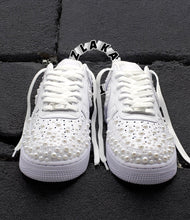 Charger l&#39;image dans la galerie, Custom Nike Air Force 1 « Perles Blanches » – Sneakers uniques et élégantes
