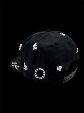 Charger l&#39;image dans la galerie, Casquette New York Yankees Custom Luxe – Snapback Noire avec Perles &amp; Strass – Édition Limitée Handmade
