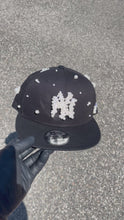 Charger et lire la vidéo dans la visionneuse de la Galerie, Casquette Snapback “Pearl NY” – Édition Limitée
